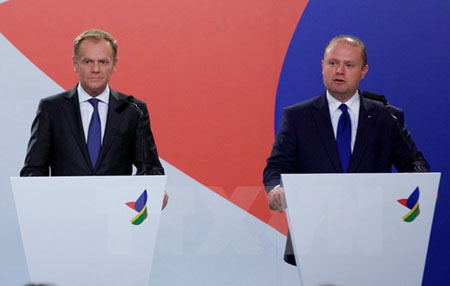 Chủ tịch Hội đồng châu Âu Donald Tusk (phải) và Thủ tướng Malta Joseph Muscat.